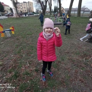 Dziewczynka trzyma w ręku czekoladowe jajko