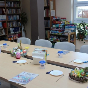 Na stole leżą materiały plastyczne , potrzebne do lekcji bibliotecznej.