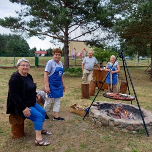 Panie pilnują paleniska i kiełbasek