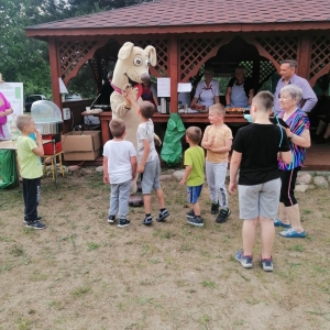 Dzieci witają się z psem