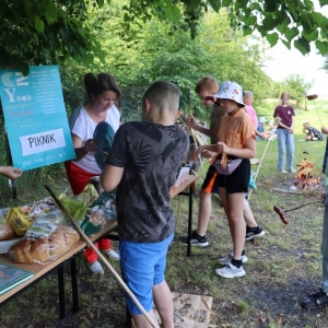 Grupa dzieci przygotowuję się do pikniku.