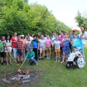 Grupa dzieci i nauczycieli pozują do zdjęcia grupowego.