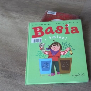 Na stole książka pt." Basia"