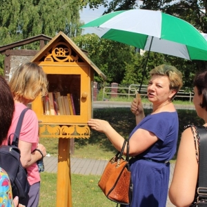 Panie oglądają pólkę Bookcrossing