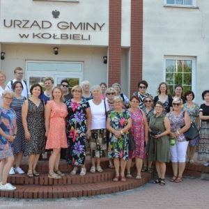 Wspólne zdjęcie uczestników wyjazdy w budynku biblioteki w Kołbieli