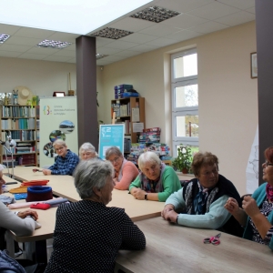 Uczestniczka warsztatów rozmawia z prowadzącą.