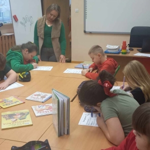 Dzieci pracują nad zadaniem podczas lecji bibliotecznej.