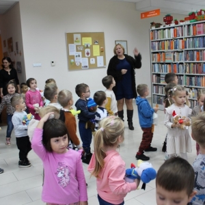 Pani kierownik oprowadza dzieci po bibliotece.