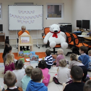 Bibliotekarka prezentuje dzieciom teatrzyk komishibai. 