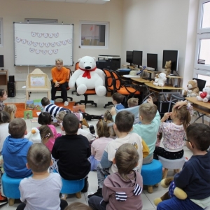 Bibliotekarka rozmawia z dziećmi.