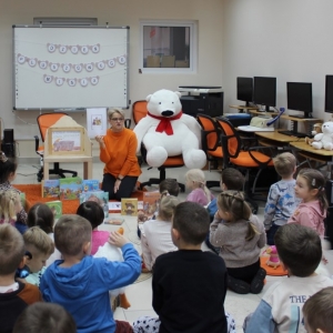 Bibliotekarka pokazuje obrazem z misiem.