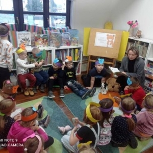 Bibliotekarka czyta przedszkolakom opowiadanie o Misiu Uszatku