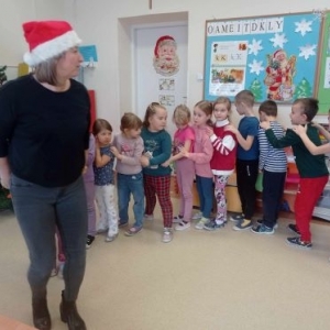 Bibliotekarka i grupa przedszkolaków tworzą pociąg