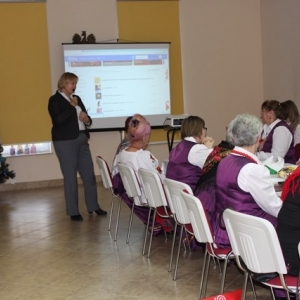 Pani dyrektor biblioteki wita zgromadzonych gości