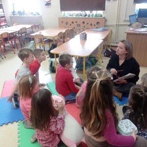 Bibliotekarka czyta dzieciom książkę