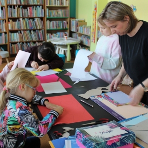 Warsztaty plastyczne. Dzieci robią laurki