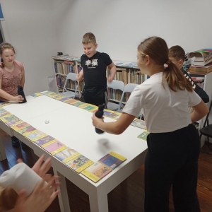 Uczestnicy ferii w bibliotece grają w domowego cymbergaja