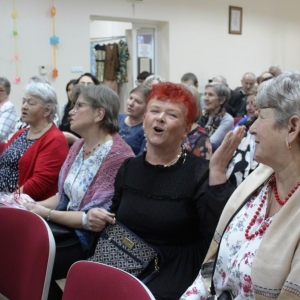 Grupa śpiewających kobiet.