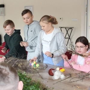 Grupa dzieci tworzy własne palmy