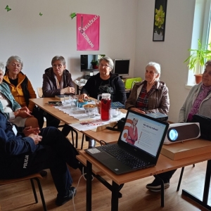 Seniorki rozmawiają z policjantką.