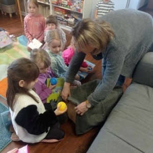 Wesołe zabawy w bibliotece, dzieci losują kolorowe kulki