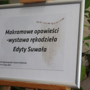 Plakat Makramowe opowieści - wystawa rękodzieła Edyta Suwała.