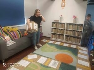 Bibliotekarka objaśnia zasady "podłogowej gry planszowej" Łamańce językowe