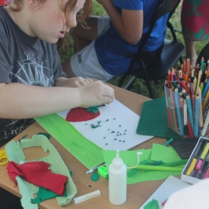 Dziewczynka pracuje nad pracą plastyczną