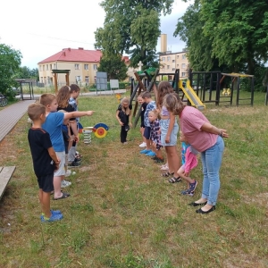 Uczestnicy wakacji w bibliotece podczas zabawy na świeżym powietrzu