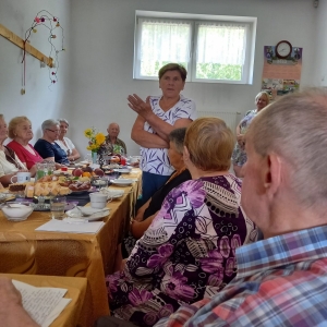 Ewa Czarnota stojąc wśród słuczacy opowiada