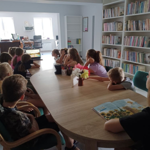 Uczestnicy spotkania w bibliotece oglądają prezentację o Vincencie van Goghu