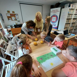 Nauka techniki wyjmowania kleszcza podczas spotkania edukacyjnego dla dzieci