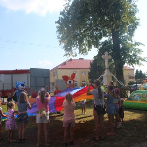 Fenek z dziećmi podczas zabawy w przeciąganie liny