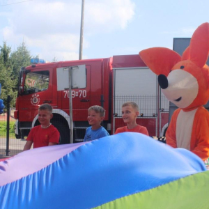 Fenek i kotek Maks bawią się z dziećmi chustą animacyjną