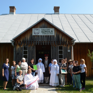 Zdjęcie grupowe przed budynkiem Szkoły Powszechnej w parku etnograficznym w Kolbuszowej.