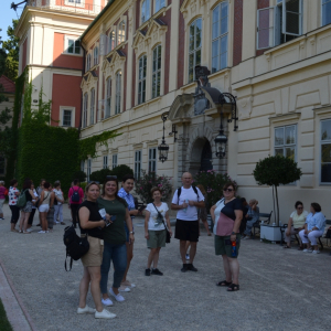 Bibliotekarze przed zamkiem w Łańcucie.