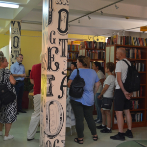 Zwiedzanie Miejskiej i Powiatowej Biblioteki Publicznej w Kolbuszowej prze grupę bibliotekarzy.