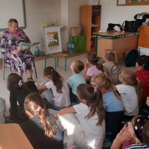 Babcia Nacia czyta dzieciom opowiadanie o zajączku Szaraku