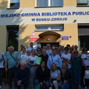 Uczestnicy pozują do zdjęcia przed biblioteką w Busku Zdroju