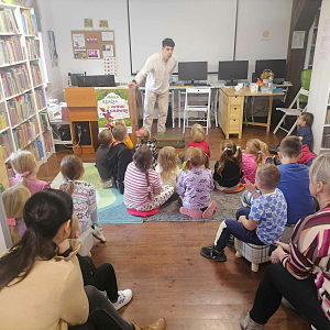 Pan Krystian Truchalski rozmawia z dziećmi o książce "Wnuczka antykwariusza"