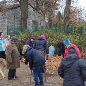 Uczestnicy warsztatów rozpoczynają prace nad przygotowaniem ogrodu ziołowego