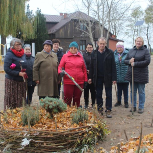 Zdjęcie grupowe uczestników prezentujących efekt swojej pracy - ziołowy ogród