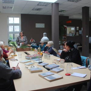 Uczestnicy spotkania przysłuchują się wypowiedzi prowadzącej.