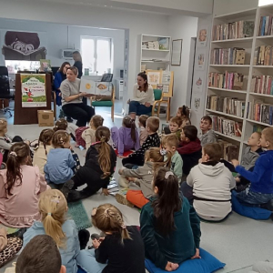 Bibliotekarka Ania czyta dzieciom opowiadanie o misiu