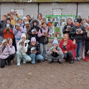 Zdjęcie grupowe uczestników warsztatów Klimatycznie w bibliotece