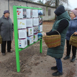 Grupa warsztatowa poznaje działnie kodów quert na ścieżce edukacyjnej.