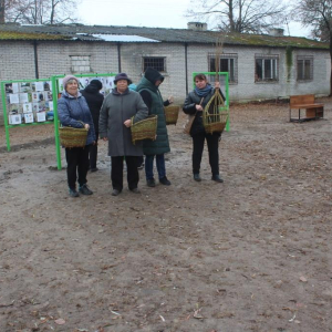 Grupa warsztatowa na tle ścieżyki edukacyjnej.