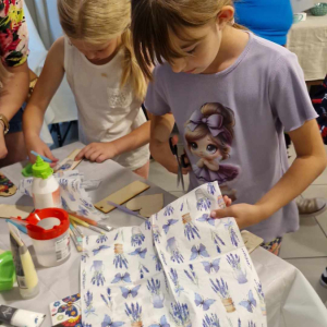 Dziewczynki wycinają wzory z papierowych serwetek