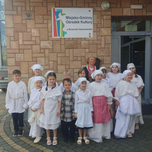 Mali aktorzy pozują do grupowego zdjęcia przed budynkiem domu kultury