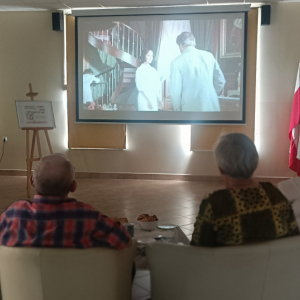 Klubowicze DKF oglądąją film.